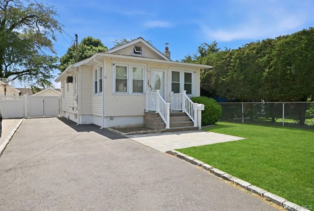 707 5th Street S Lindenhurst, NY 11757