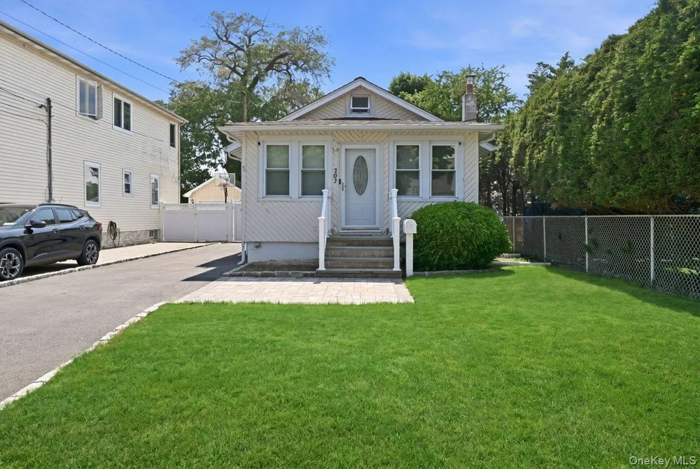 707 5th Street S Lindenhurst, NY 11757