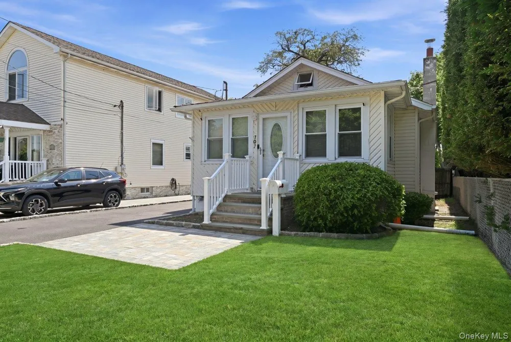 707 5th Street S Lindenhurst, NY 11757