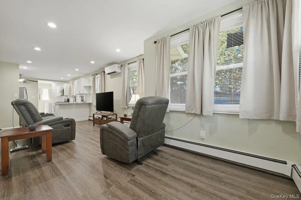 707 5th Street S Lindenhurst, NY 11757