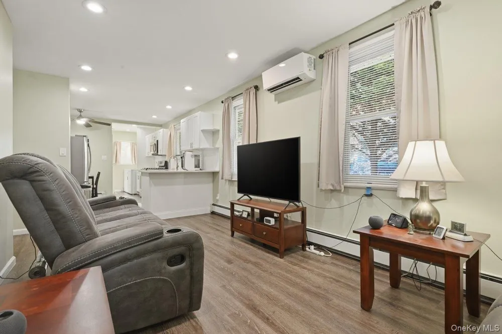 707 5th Street S Lindenhurst, NY 11757