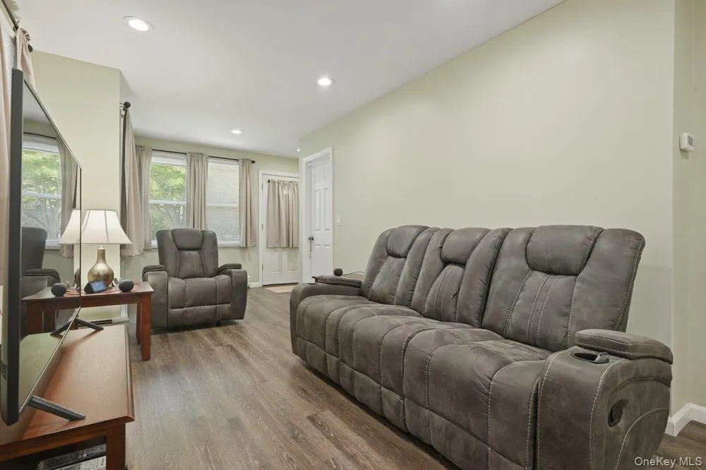 707 5th Street S Lindenhurst, NY 11757