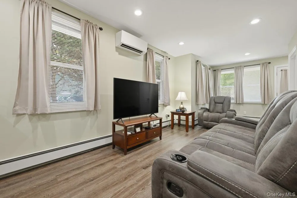 707 5th Street S Lindenhurst, NY 11757