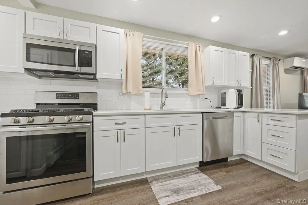 707 5th Street S Lindenhurst, NY 11757