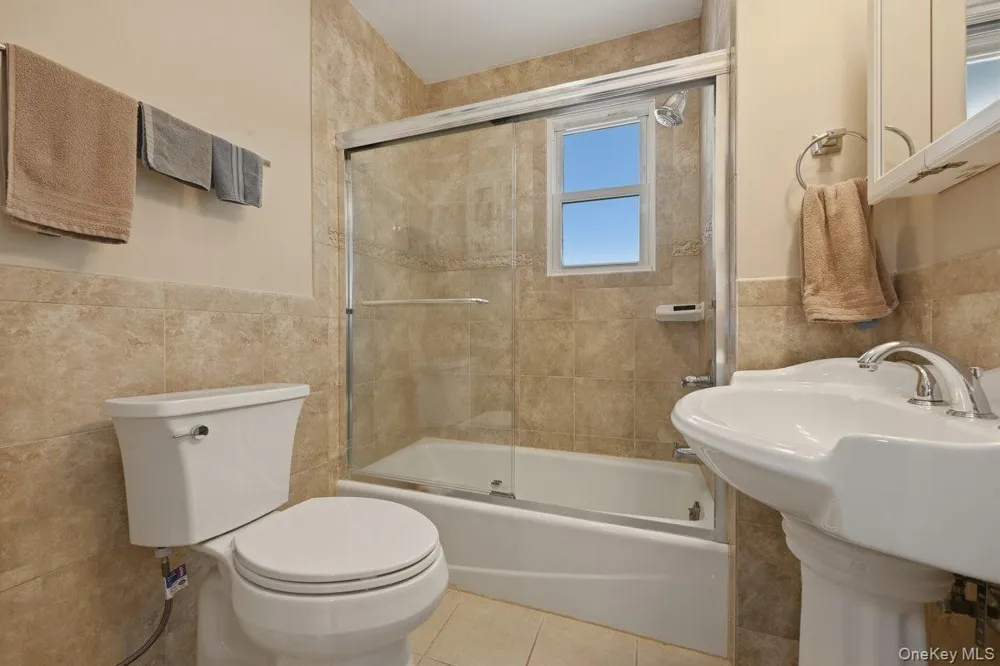 707 5th Street S Lindenhurst, NY 11757