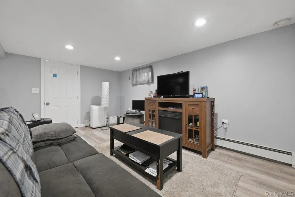 707 5th Street S Lindenhurst, NY 11757