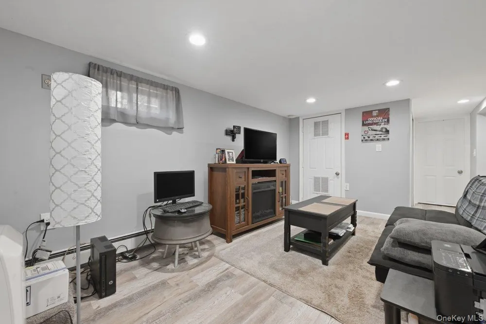 707 5th Street S Lindenhurst, NY 11757