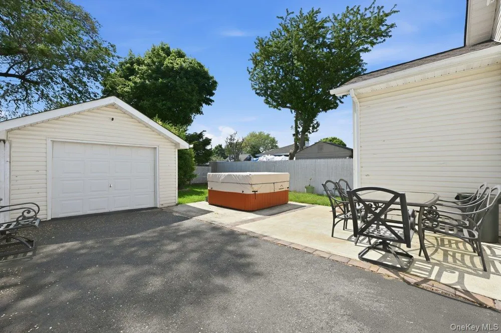 707 5th Street S Lindenhurst, NY 11757