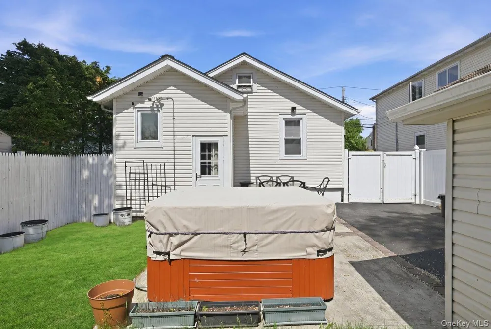 707 5th Street S Lindenhurst, NY 11757