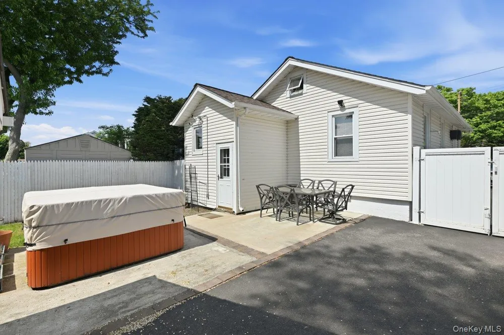 707 5th Street S Lindenhurst, NY 11757