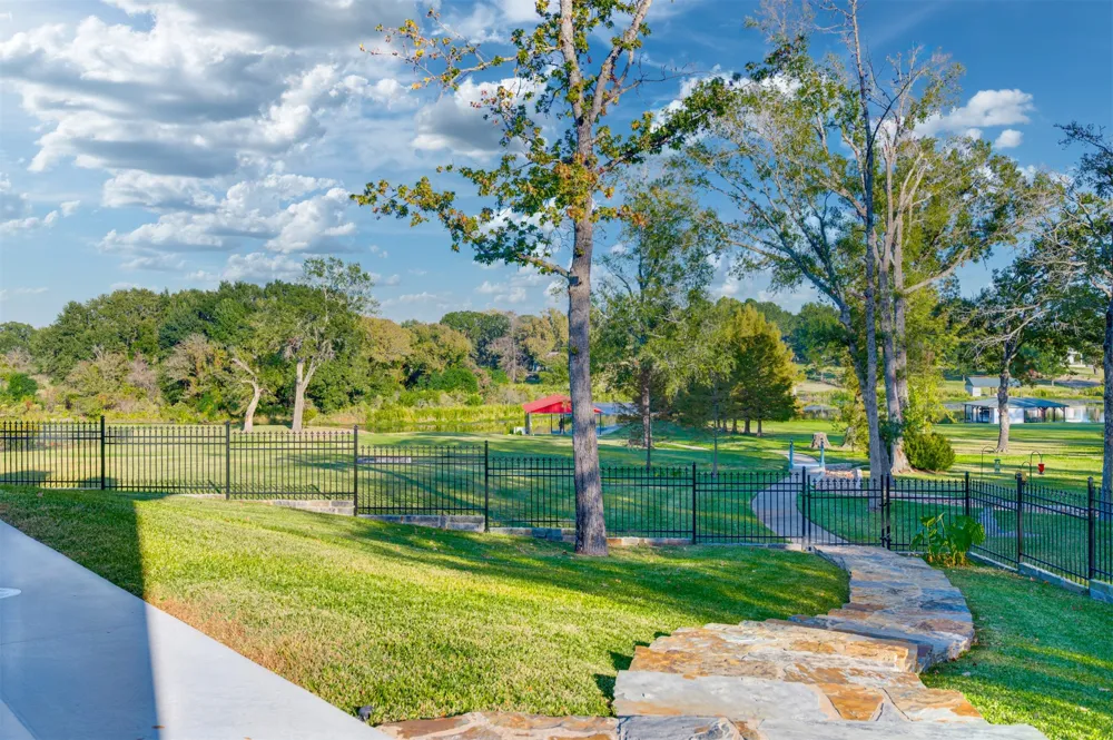2001 Rose Pointe Athens, TX 75752