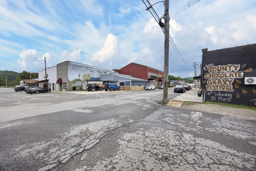 113 W Lake Ave Celina, TN 38551