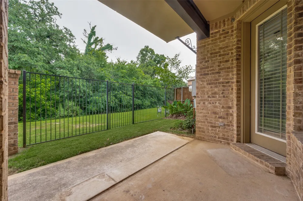 921 Brook Forest Lane Euless, TX 76039