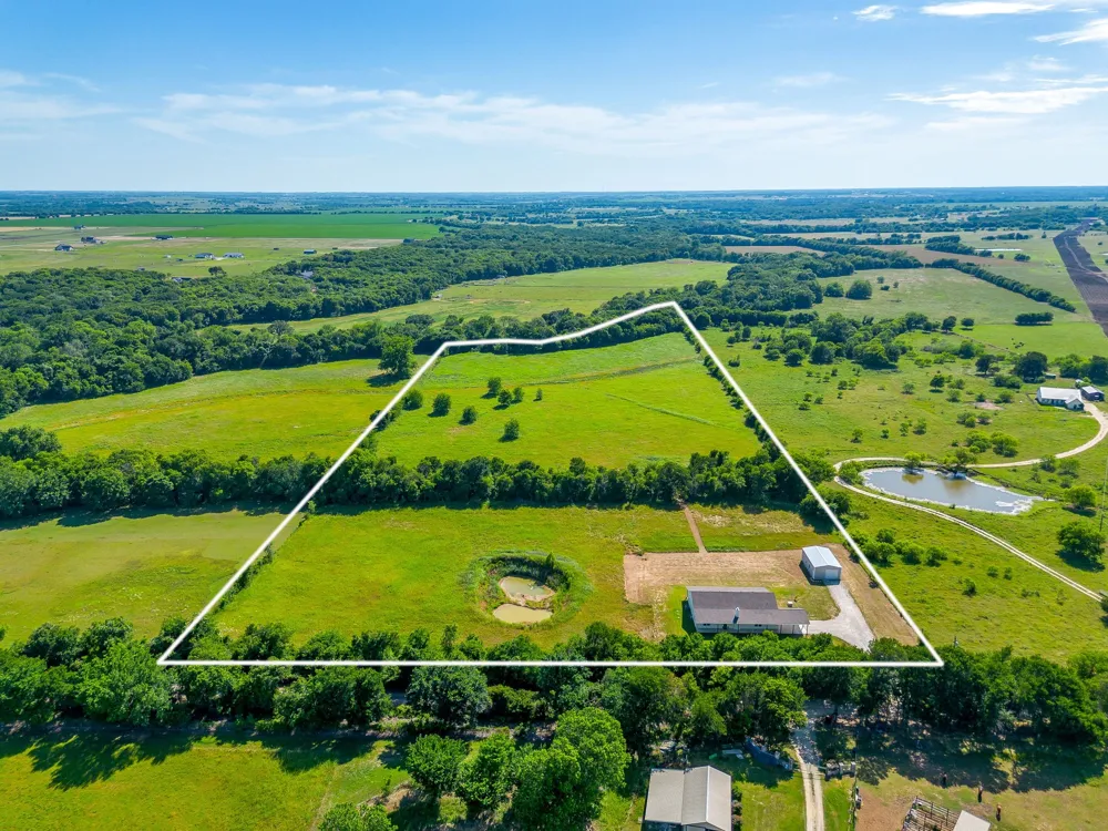13901 County Road 102 Grandview, TX 76050