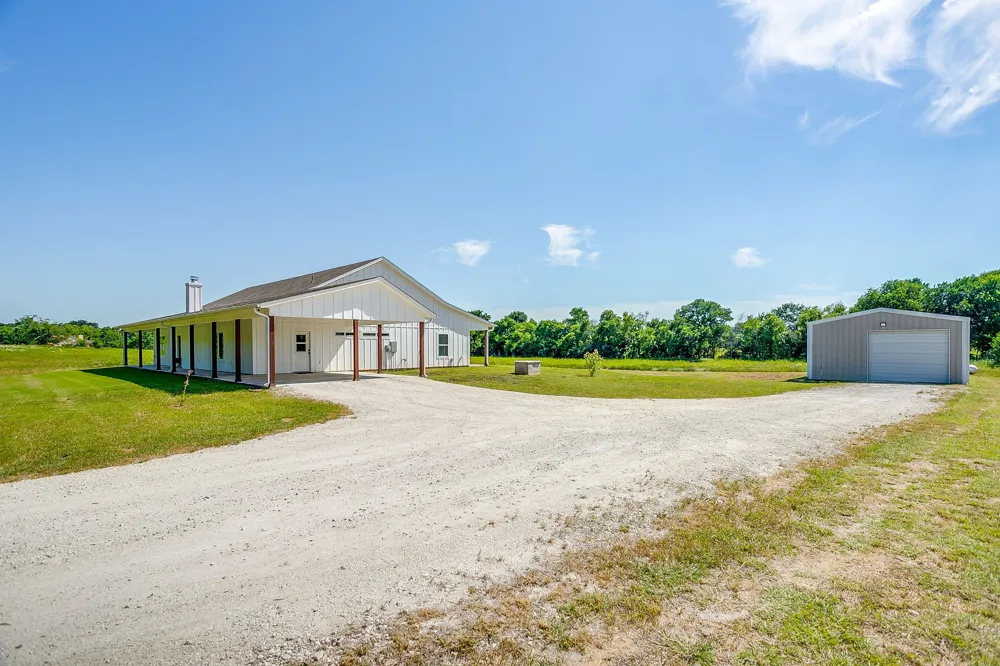13901 County Road 102 Grandview, TX 76050
