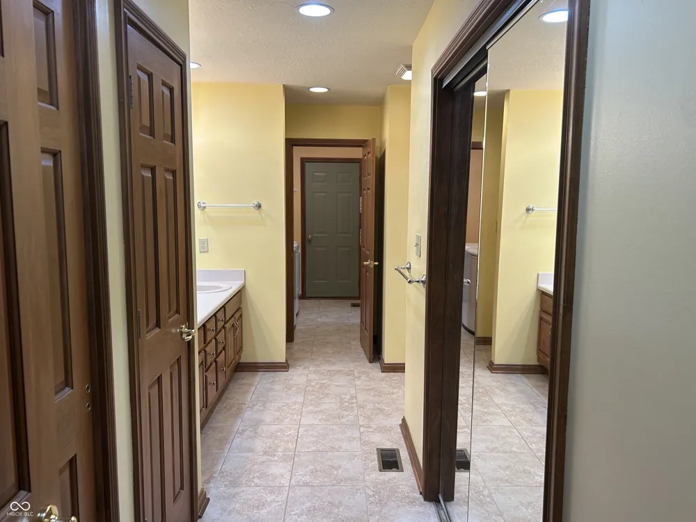 4964 W Cedar Cove Drive New Palestine, IN 46163