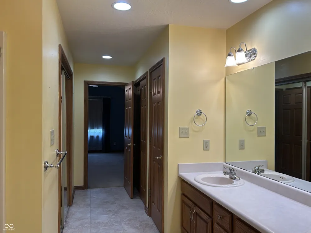 4964 W Cedar Cove Drive New Palestine, IN 46163