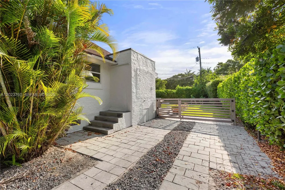 900 Tangier St Coral Gables, FL 33134