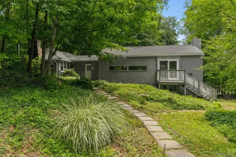 98 Mount Airy Road S