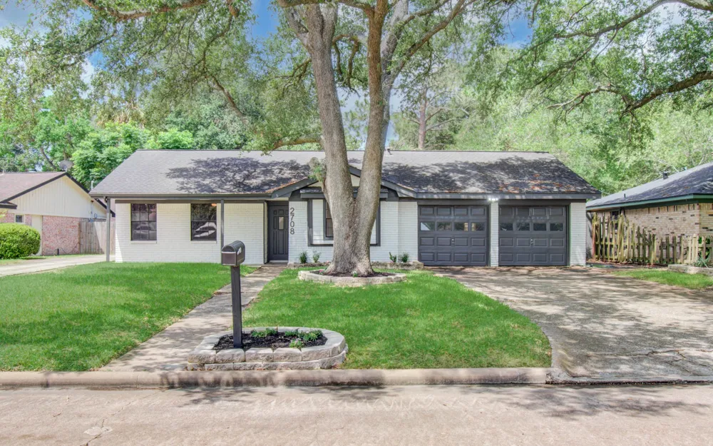 2708 Tallow Street Alvin, TX 77511