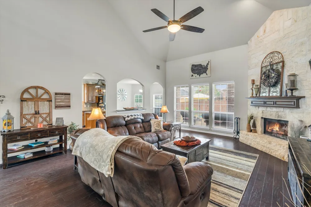 1232 Clearbrook Drive Kennedale, TX 76060
