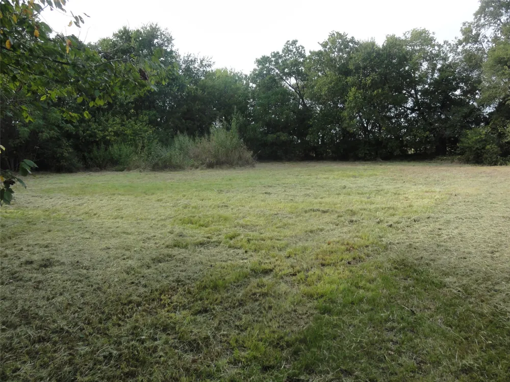 303 W College Street Trenton, TX 75490