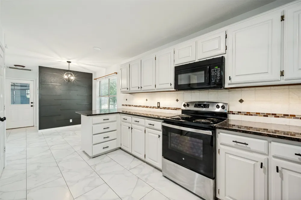 104 Creek Side Court Kennedale, TX 76060