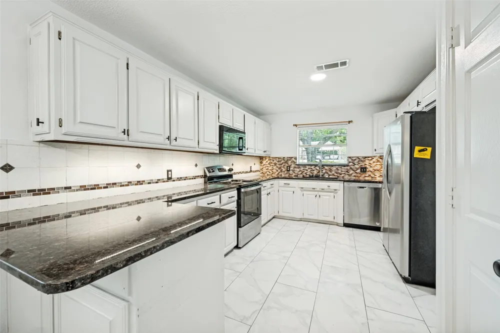 104 Creek Side Court Kennedale, TX 76060