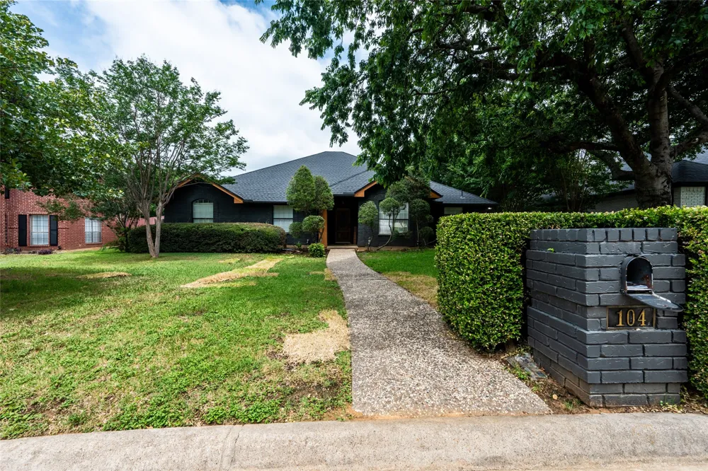 104 Creek Side Court Kennedale, TX 76060