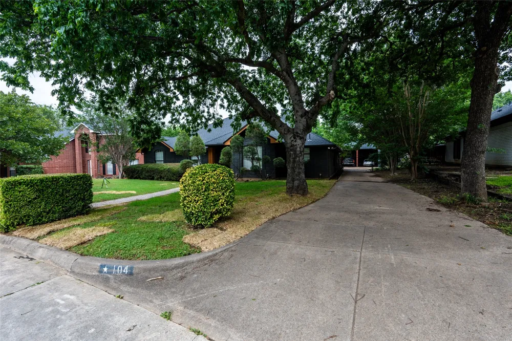 104 Creek Side Court Kennedale, TX 76060