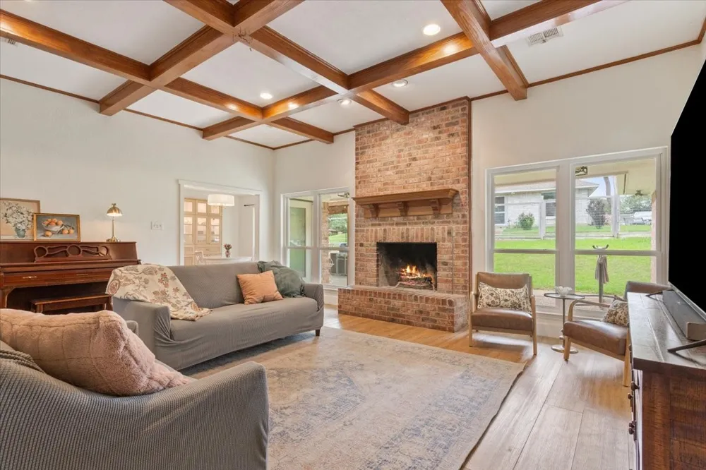 10025 Forest View Drive Woodway, TX 76712