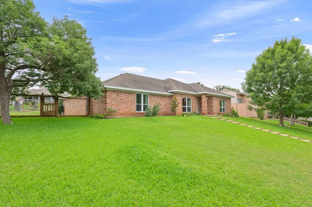 10025 Forest View Drive Woodway, TX 76712