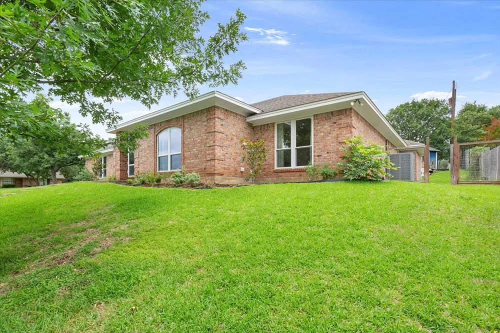 10025 Forest View Drive Woodway, TX 76712