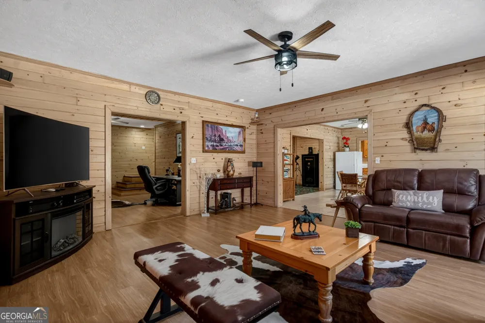 529 Floyd RD Pine Mountain, GA 31822
