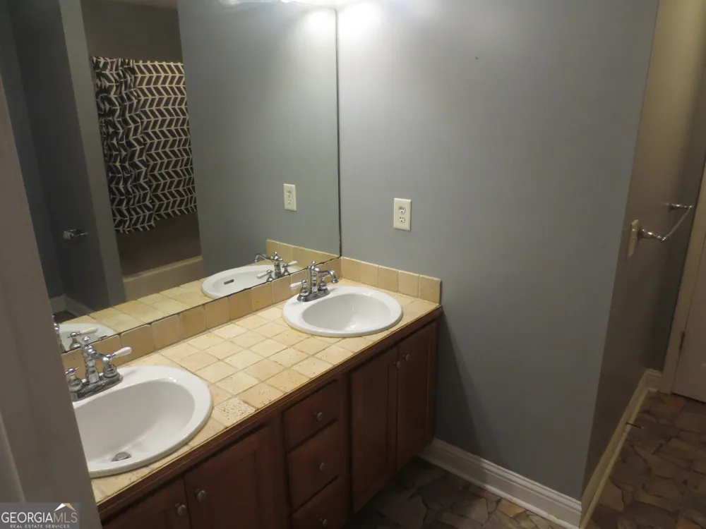 184 Giles RD Warner Robins, GA 31093