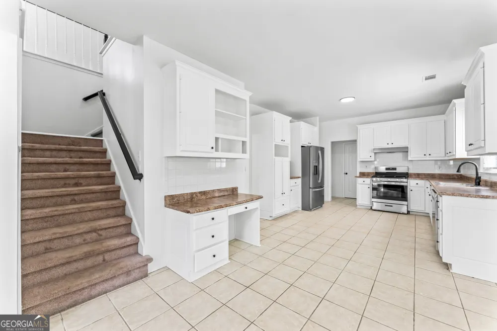 4267 Azalea WALK Ellenwood, GA 30294