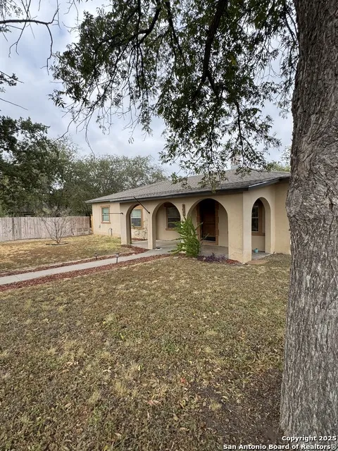 407 Fort St Brackettville, TX 78832