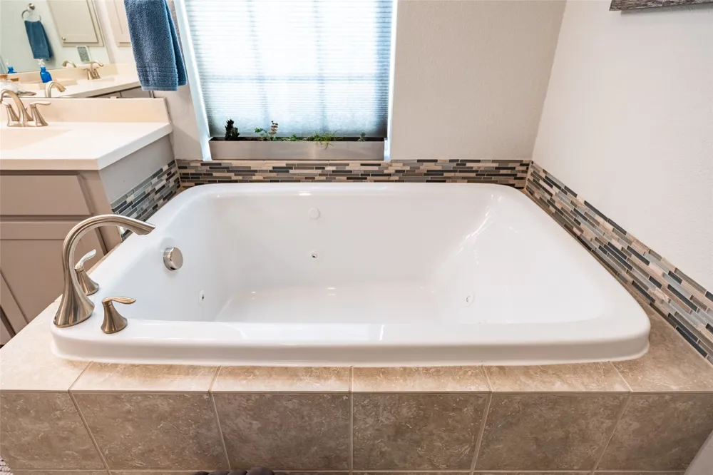 6606 Deleon Street Irving, TX 75039