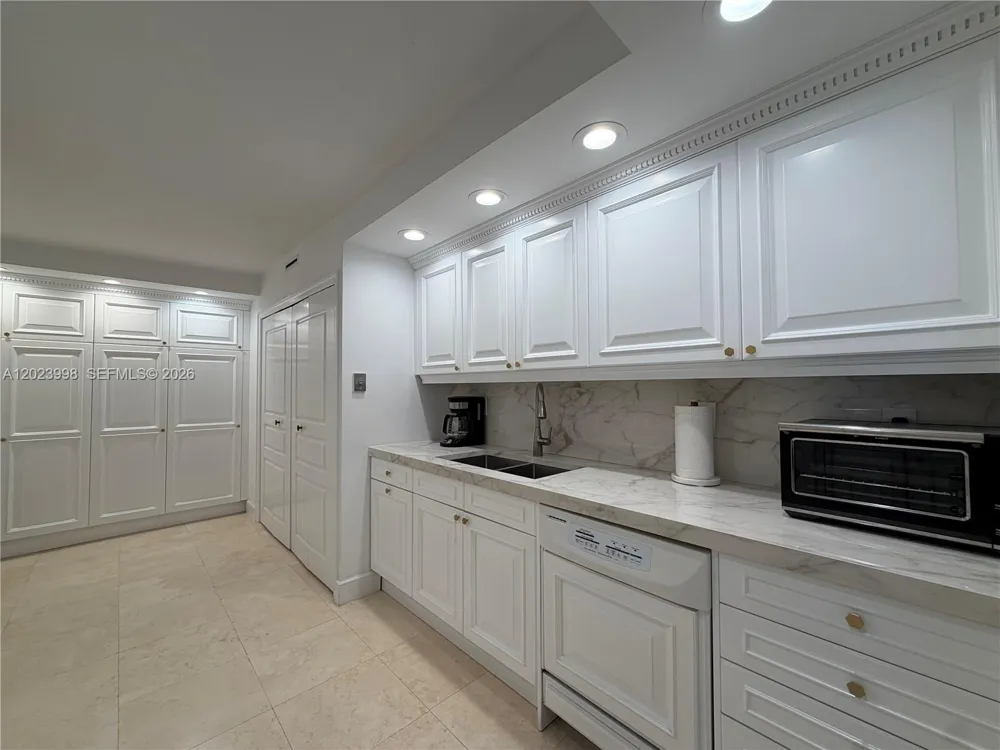 1111 Crandon Blvd #B1105 Key Biscayne, FL 33149