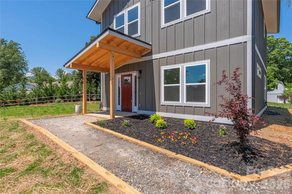 32 Oak Hill Road Candler, NC 28715
