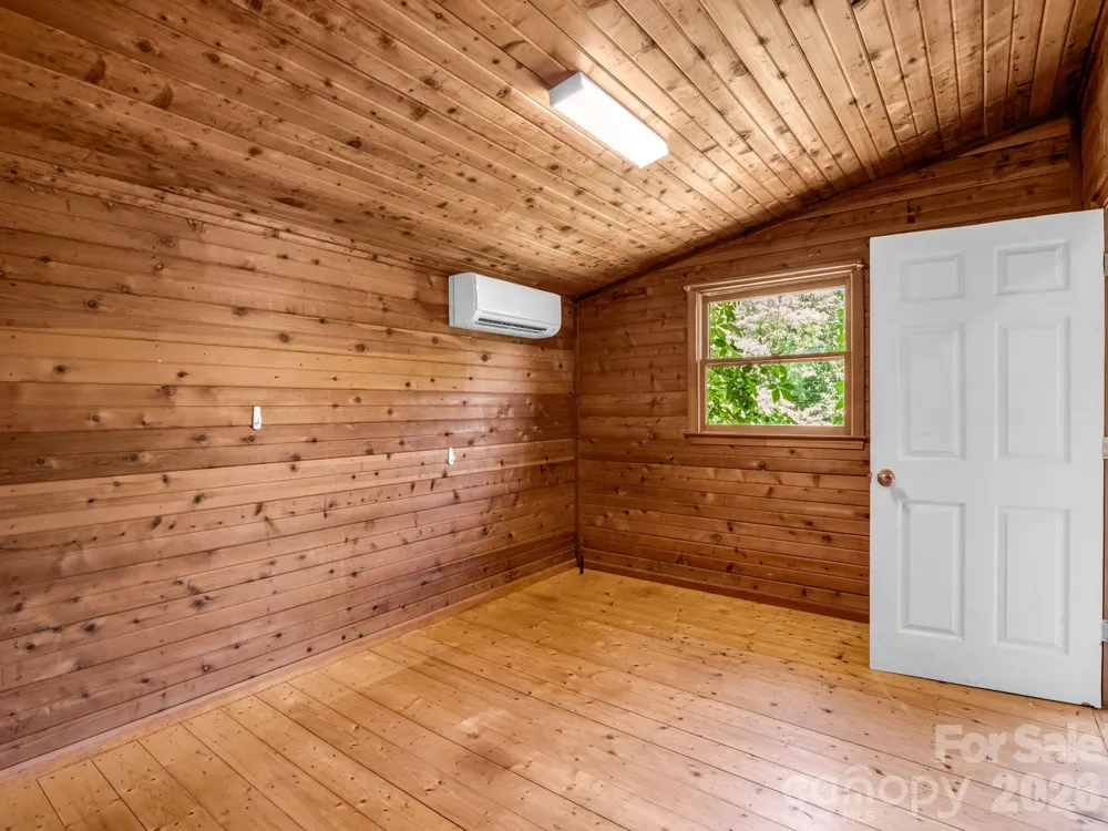 255 & 257 Crescent Street Saluda, NC 28773