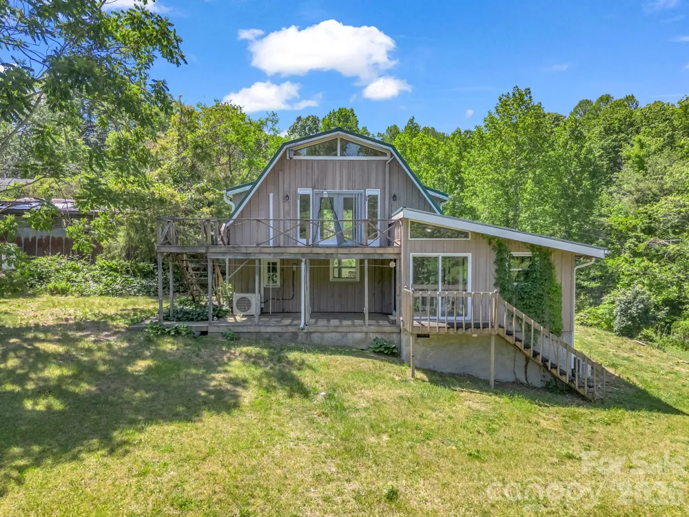 255 & 257 Crescent Street Saluda, NC 28773