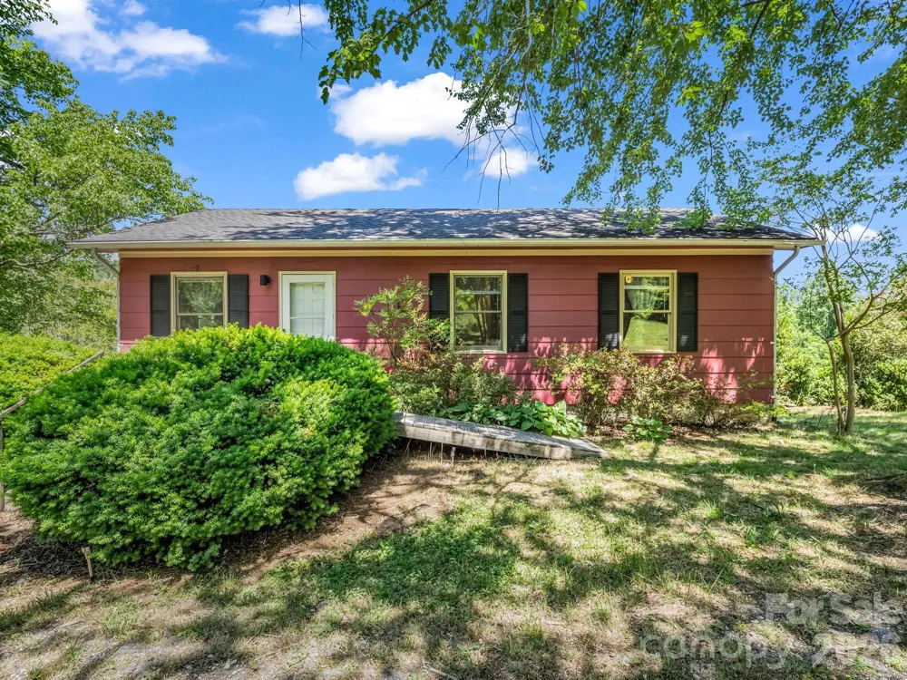255 & 257 Crescent Street Saluda, NC 28773