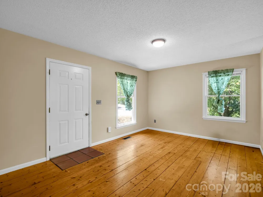 255 & 257 Crescent Street Saluda, NC 28773