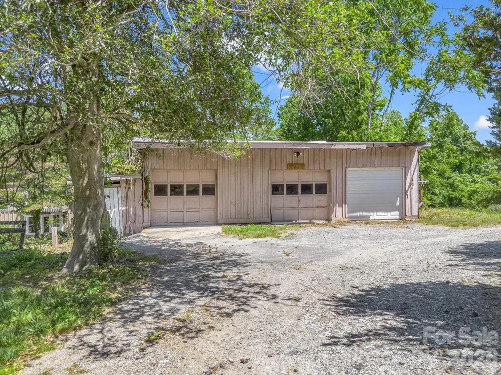 255 & 257 Crescent Street Saluda, NC 28773