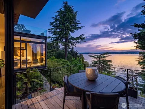 3310 E Laurelhurst Drive NE