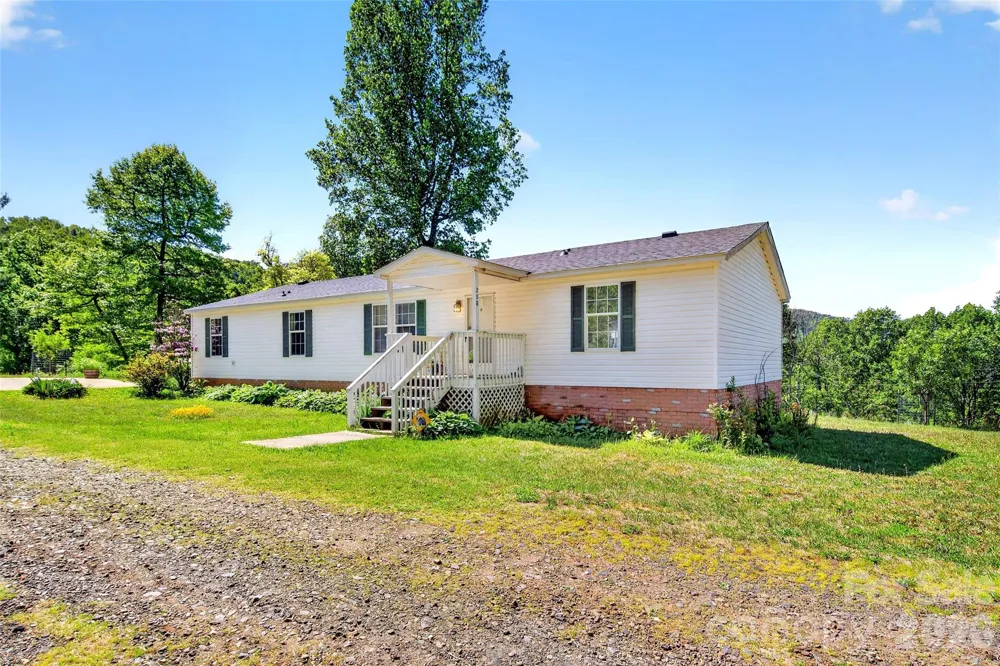 298 Wolf Crossing Bakersville, NC 28705