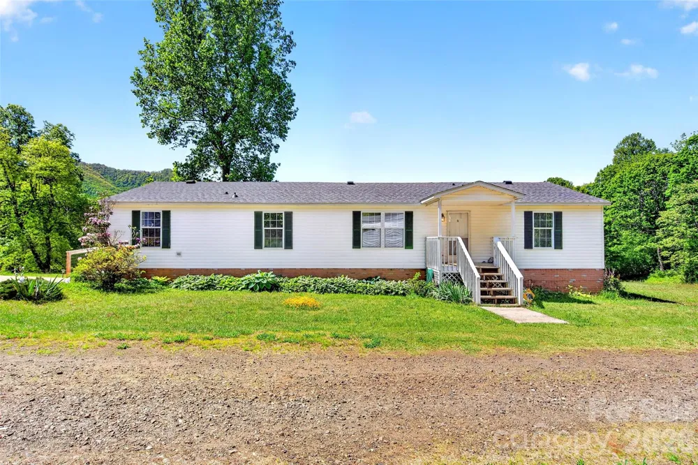 298 Wolf Crossing Bakersville, NC 28705