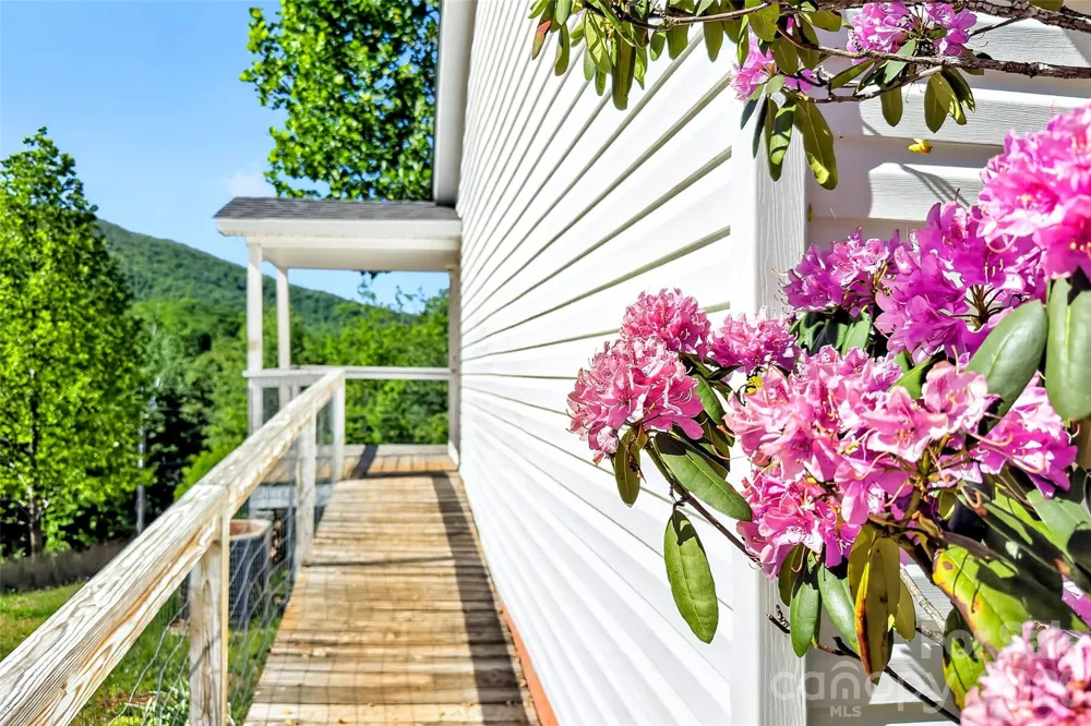 298 Wolf Crossing Bakersville, NC 28705