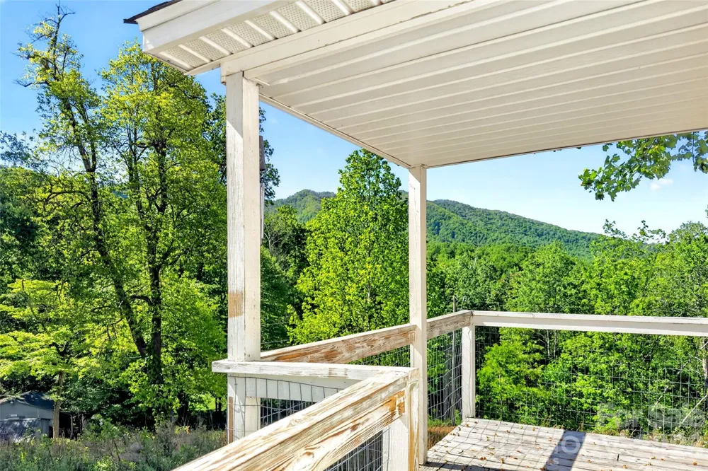 298 Wolf Crossing Bakersville, NC 28705